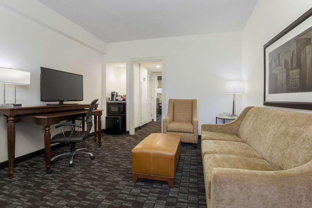 Hotel Embassy By Hilton Convention Center